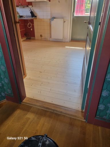 Nyslipat brädgolv med lack