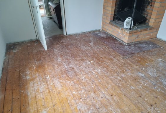 Brädgolv-stuga-furu-innan-slipning